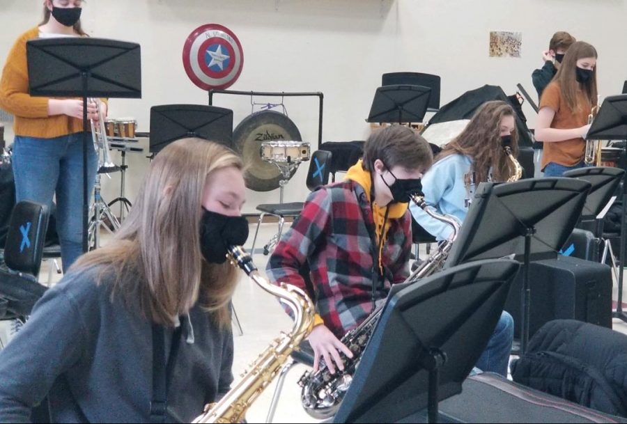 The Albert Lea Jazz Band practices Monday and Thursday mornings. The saxophonists were lined up and as they rehearsed some of their music. Going into it I was looking for something that would challenge me and be a great experience, and Jazz Band is just that, said Nevaeh Wacholz, an eighth grade saxophone player. 