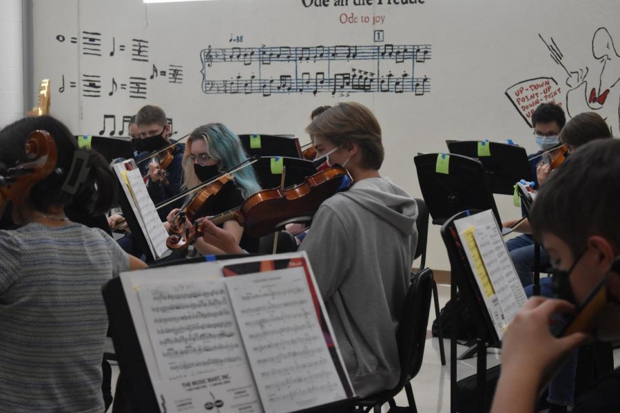 Students+in+the+Symphony+Orchestra+practice+their+music+during+class.+This+orchestra+is+one+of+the+many+electives+available+to+students%2C+while+the+chamber+orchestra+is+an+extracurricular+available+to+musicians+looking+for+an+opportunity+to+play+more+advanced+music.