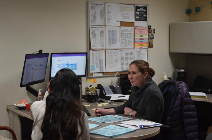 Jess Hatland meeting with student